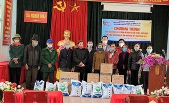 Nhà báo Ngô Toàn - Trưởng Văn phòng Đại diện Báo PLVN tại Nghệ An trao quà cho bà con xã Nghĩa Mai - huyện Nghĩa Đàn