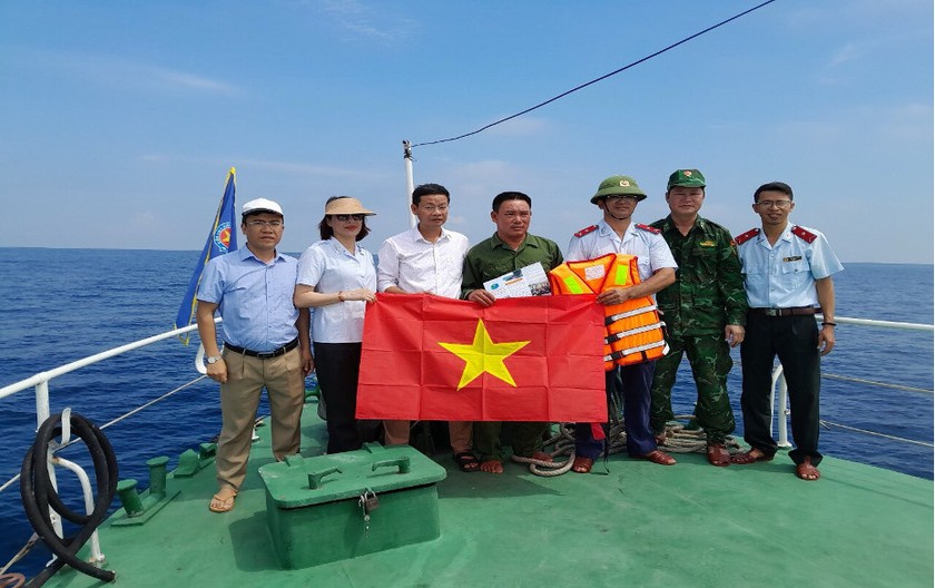 Cán bộ Sở nông nghiệp và Phát triển nông thôn tỉnh Nghệ An tuyên truyền, tặng quà cho ngư dân khi tuần tra, kiểm soát trên biển