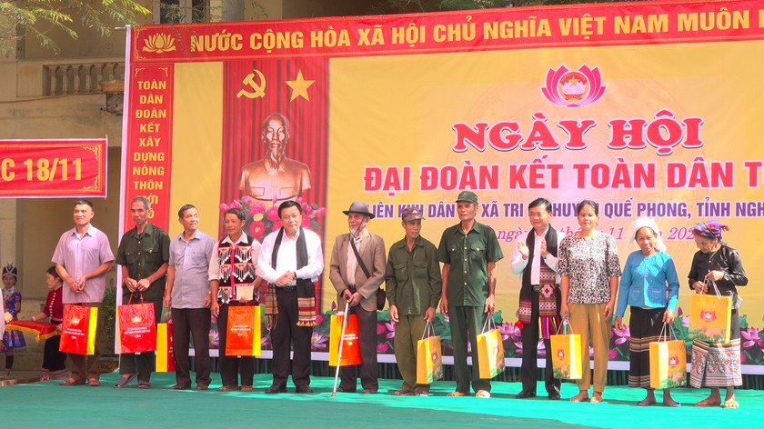 Lãnh đạo Trung ương và lãnh đạo tỉnh Nghệ An tặng quà cho bà con dân tộc thiểu số huyện Quế Phong nhân ngày Đại đoàn kết 