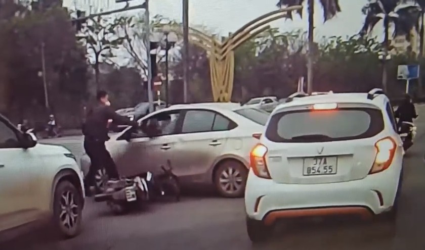 Nam thanh niên dùng mũ bảo hiểm đập vỡ kinh xe ô tô, sau khi va chạm