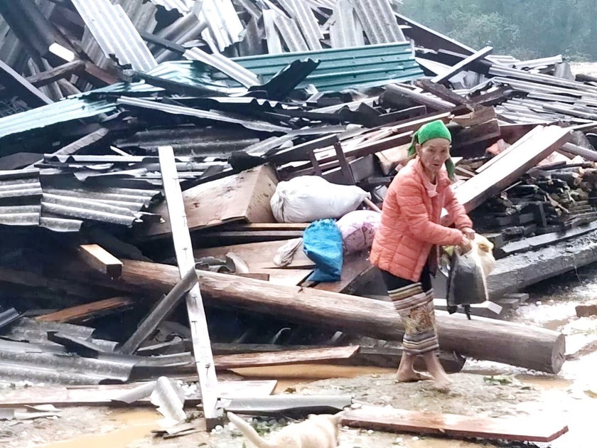 Nhà cửa người dân tan hoang sau trận lốc xoáy