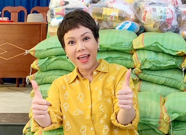 Việt Hương, Minh Hằng ủng hộ hàng tấn gạo cho người dân khó khăn