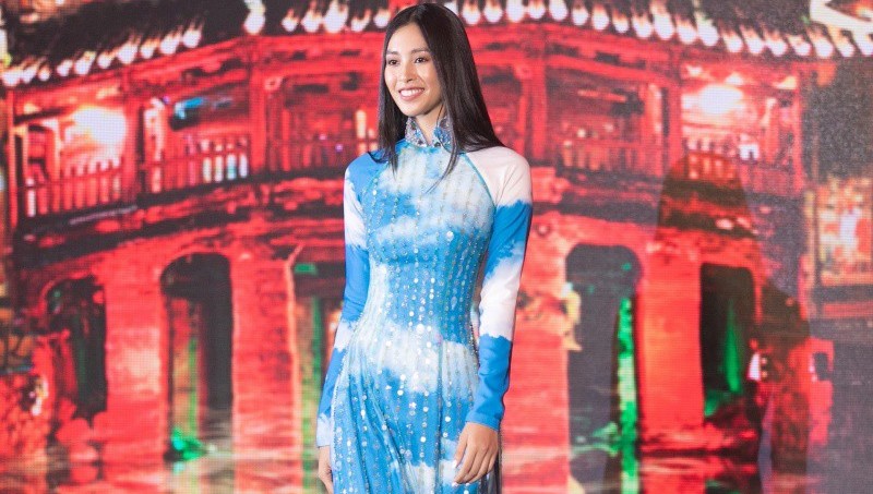 Áo dài của Hoa hậu Tiểu Vy đấu giá được 80 triệu đồng