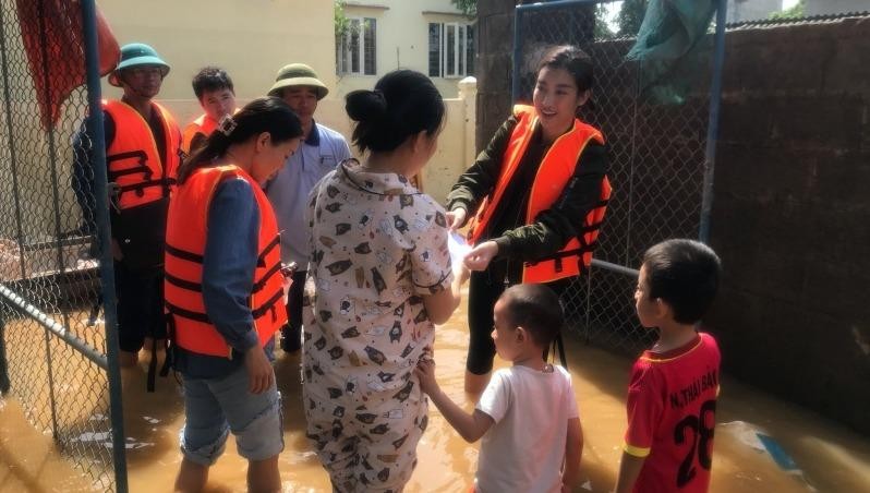 Đỗ Mỹ Linh cùng BTC Hoa hậu Việt Nam đến Quảng Bình cứu trợ người dân.