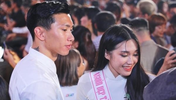 Đoàn Văn Hậu tình cảm bên bạn gái tin đồn Doãn Hải My trong đêm chung kết Hoa hậu Việt Nam 2020.