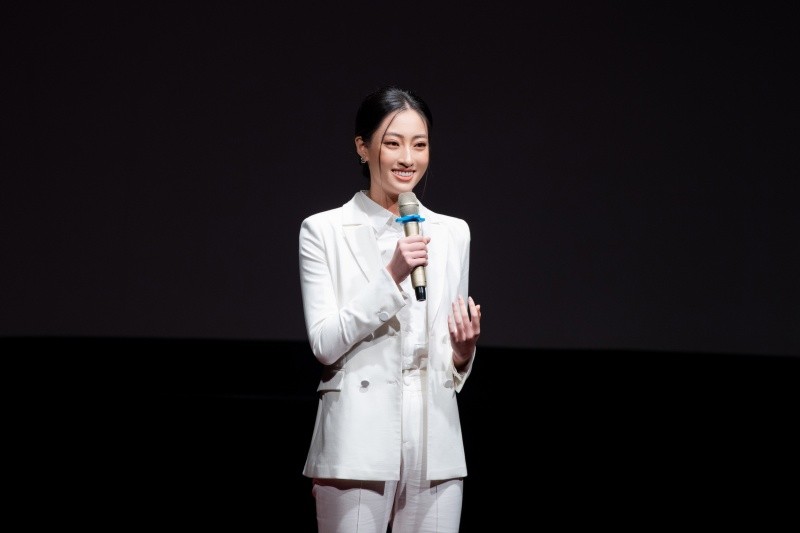 Hoa hậu Lương Thùy Linh tự tin diễn thuyết bằng tiếng Anh.