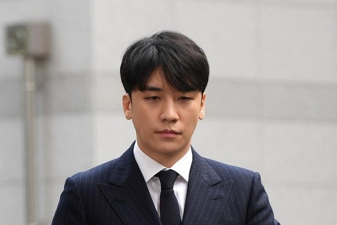 Seungri nhận án phạt 3 năm tù giam cho 9 tội danh của mình.