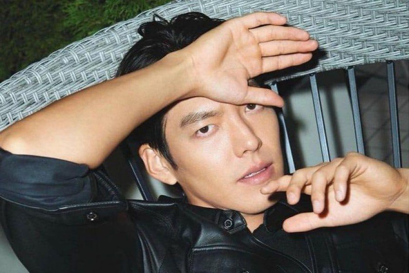 Kim Woo Bin nam tính, phong độ trong loạt hình mới. (Ảnh: GQ Korea).