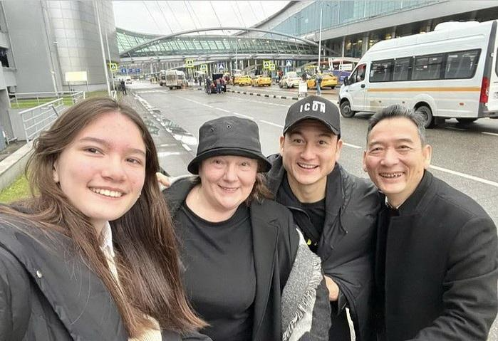 Văn Lâm hạnh phúc khi được bố mẹ và em gái ra tận sân bay đón mình trở về nhà. 