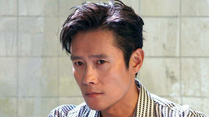 Tài tử Lee Byung Hun đang cách ly điều trị sau khi mắc COVID-19. Ảnh: Soompi.