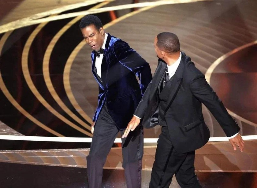 Will Smith tát Chris Rock ngay trên sân khấu Oscar 2022 vì lời nói khiếm nhã.