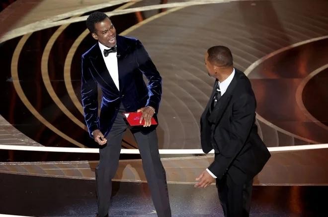 Will Smith công khai xin lỗi Chris Rock sau cú tát thẳng mặt trên sân khấu Oscar 2022.
