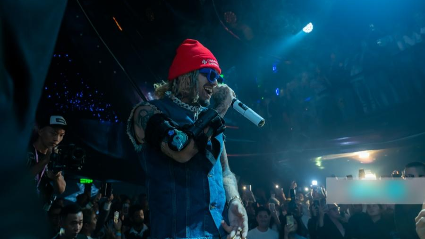 Lil Pump khuấy động sân khấu với hit “Gucci Gang”.