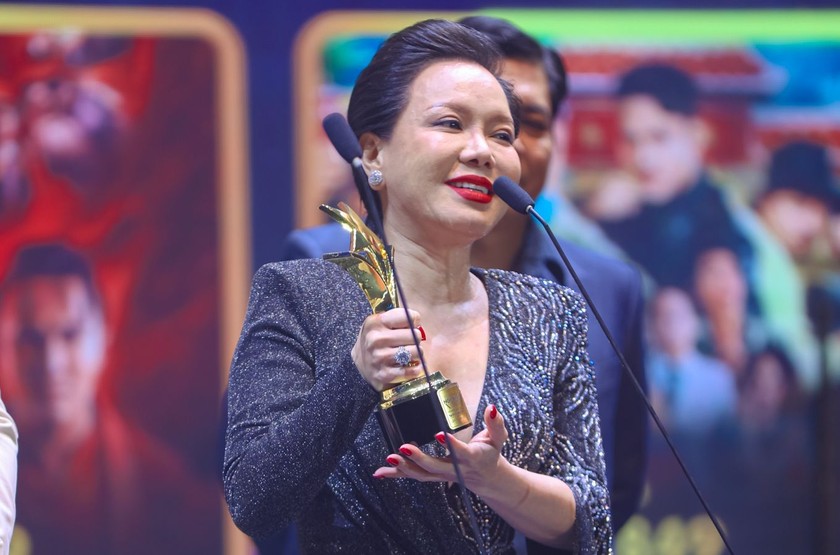 Việt Hương nhận giải Phim web drama hay nhất. Ảnh: BTC