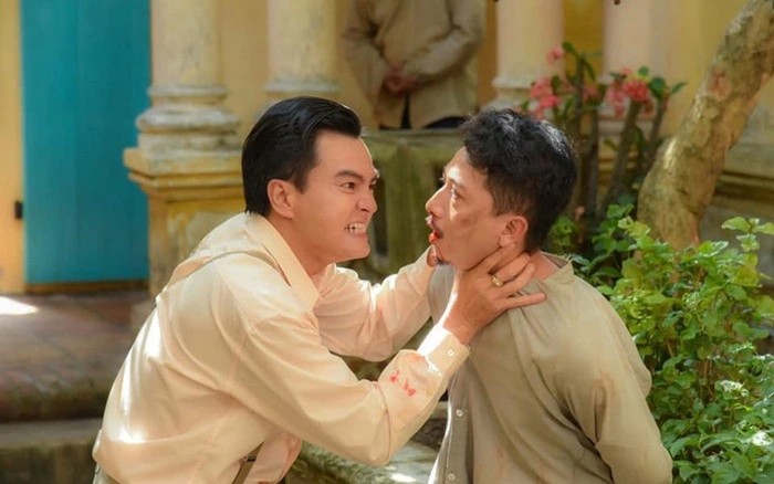 Cao Minh Đạt (trái) trong một cảnh quay của phim “Tiếng sét trong mưa”. Ảnh: Mega.
