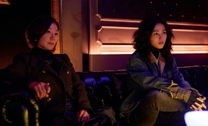 Kim Hee Ae (trái) trong một cảnh phim “Người chết trở về”.