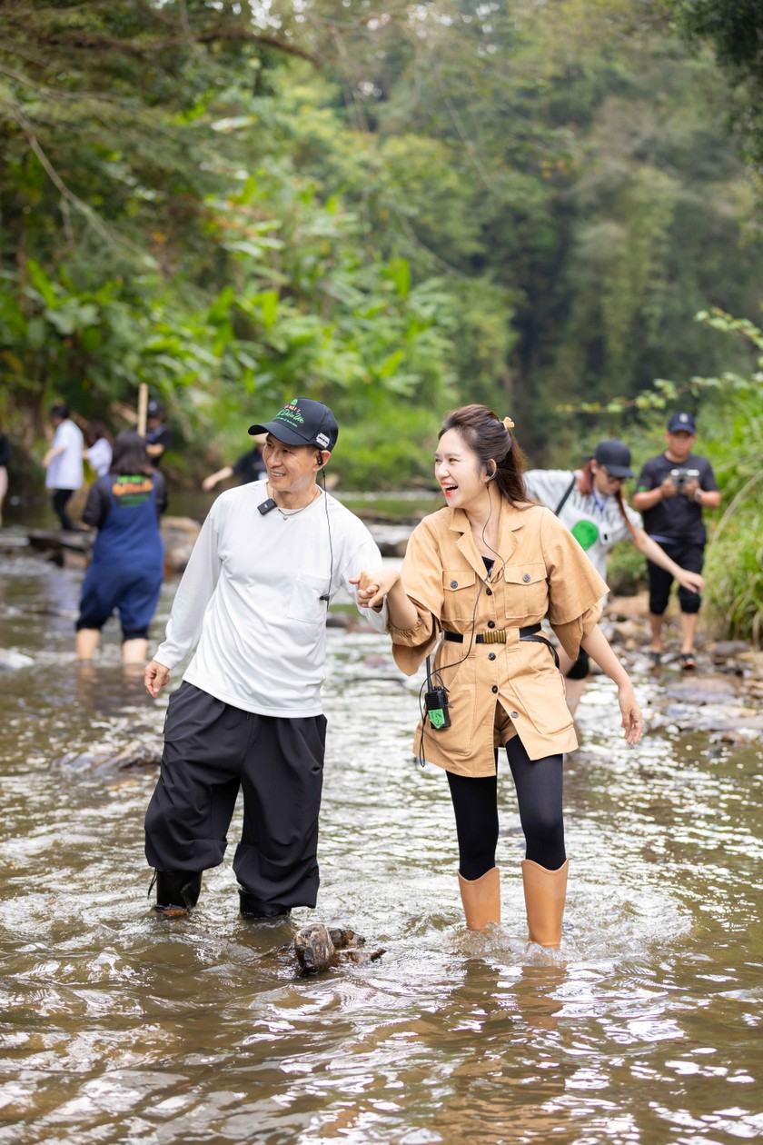 Vợ chồng Lý Hải - Minh Hà hào hứng cùng du khách lội suối.