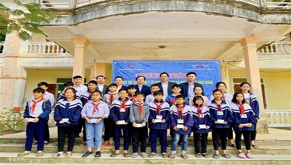 Đại diện lãnh đạo BHXH tỉnh Nghệ An tặng thẻ BHYT cho học sinh có hoàn cảnh khó khăn tại Trường THCS Nghi Kiều