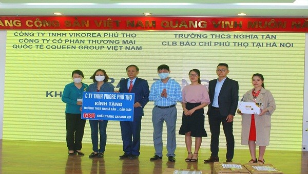 Đại diện các đơn vị tặng khẩu trang, cồn rửa tay, cồn sát trùng hỗ trợ giáo viên, học sinh tại trường THCS Nghĩa Tân, THCS - THPT Nguyễn Bỉnh Khiêm, quận Cầu Giấy (Hà Nội)