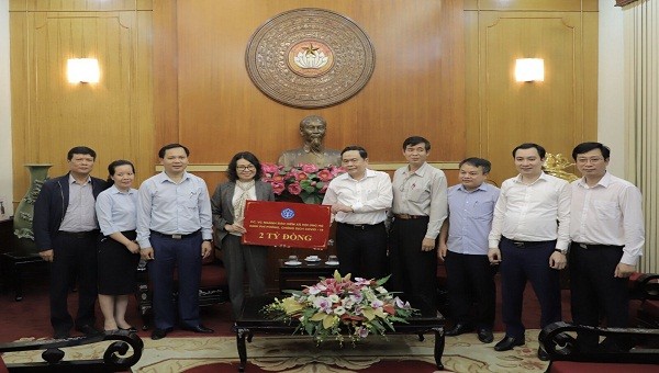 Lãnh đạo BHXH Việt Nam trao 2 tỷ đồng ủng hộ vào "Quỹ phòng chống dịch Covid-19".