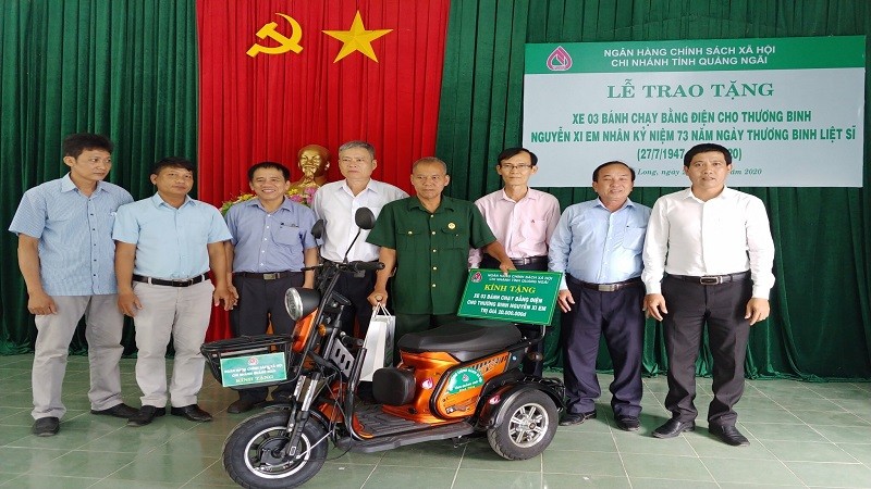 NHCSXH tỉnh Quảng Ngãi trao tặng xe điện cho thương binh 2/4 Nguyễn Xi Em 