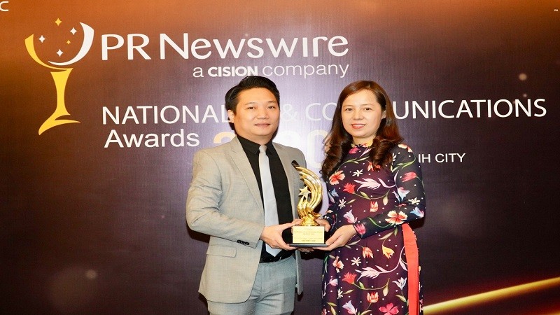 Phó Tổng Giám đốc Vietjet Nguyễn Thị Thuý Bình đại diện hãng nhận giải thưởng.