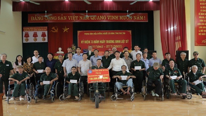 Đoàn công tác BHXH Việt Nam tặng quà các thương binh, bệnh binh tại Trung tâm Điều dưỡng Người có công tỉnh Phú Thọ.