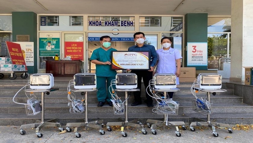 Bác sĩ Bùi Thanh Vinh, Phó Giám đốc Bệnh viện dã chiến Hòa Vang (bìa trái) nhận 5 máy theo dõi bệnh nhân 
