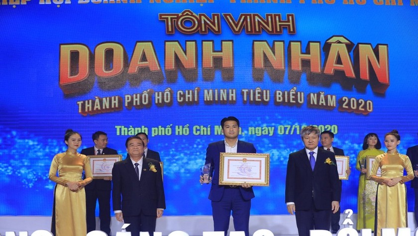 Ông Phillip Nguyễn - Phó Tổng Giám đốc Phát triển Dự án của IPPG (giữa) lần thứ 2 nhận danh hiệu Doanh nhân TP HCM tiêu biểu năm 2020. Ảnh: IPPG.