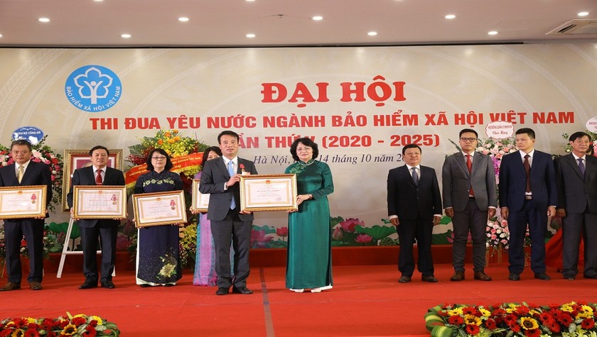 Phó Chủ tịch nước Đặng Thị Ngọc Thịnh đã trao tặng 17 Huân chương Lao động cho các tập thể, cá nhân của ngành BHXH