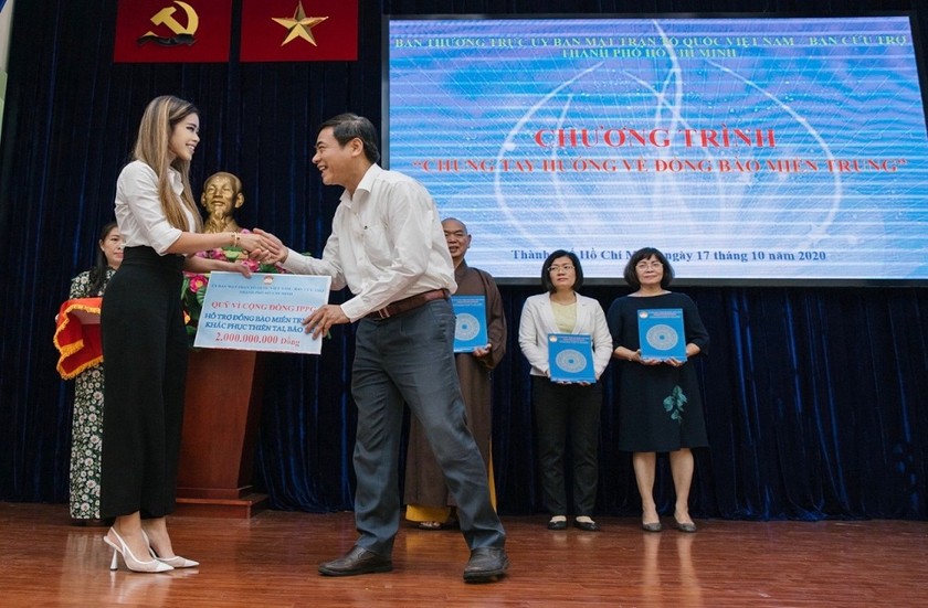 Tiên Nguyễn đại diện IPPG trao tặng 2 tỷ đồng cho miền Trung khắc phục hậu quả sau lũ lụt