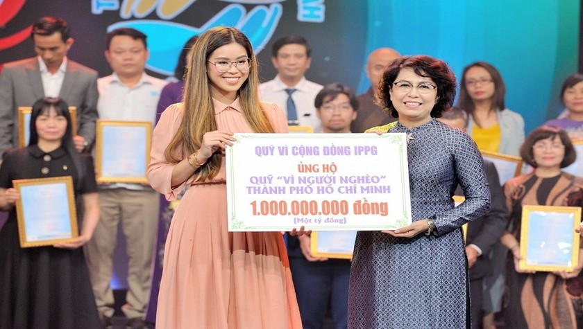 Tiên Nguyễn - Giám đốc Quỹ Vì cộng đồng của Tập đoàn IPPG đại diện trao 1 tỷ đồng ủng hộ người nghèo TP HCM