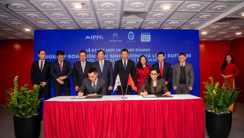 Bà Lê Hồng Thủy Tiên, Tổng Giám đốc IPPG cùng ông Park Suk Won, Tổng Giám đốc Lotte Duty Free Việt Nam ký kết hợp tác kinh doanh để phát triển các chuỗi cửa hàng miễn thuế trên khắp lãnh thổ Việt Nam.