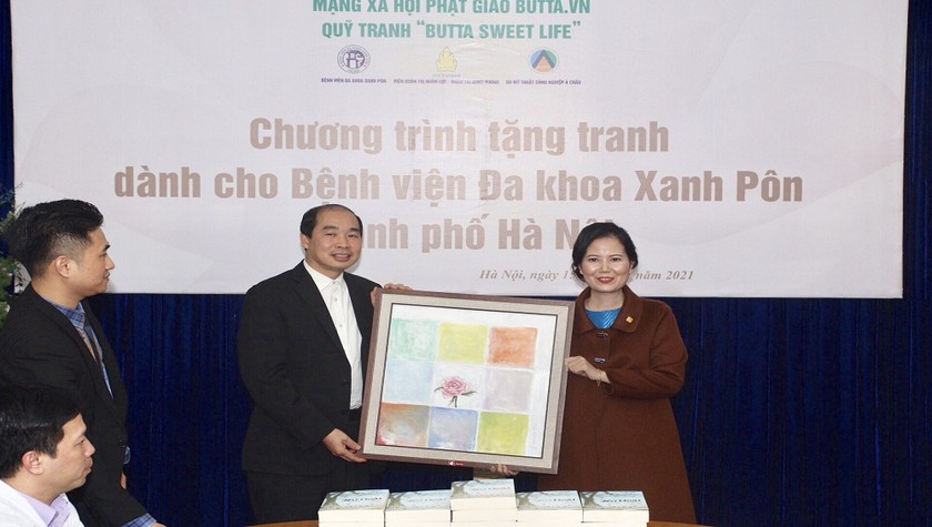 Họa sỹ Kim Đức tặng tranh cho Giám đốc Bệnh viện Đa khoa Xanh Pôn Nguyễn Đình Hưng.