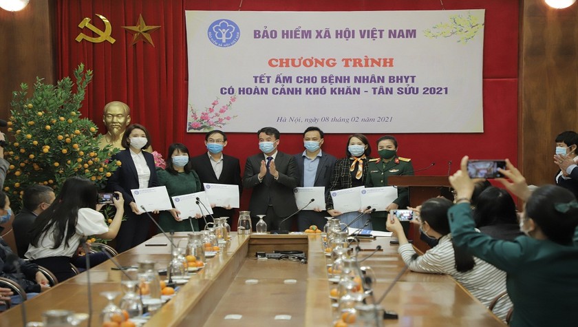 Tổng Giám đốc BHXH Việt Nam Nguyễn Thế Mạnh tặng quà cho đại diện lãnh đạo 06 bệnh viện tuyến Trung ương.