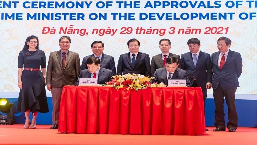 Chủ tịch UBND TP Đà Nẵng Lê Trung Chinh ký kết biên bản ghi nhớ với ông Johnathan Hạnh Nguyễn.