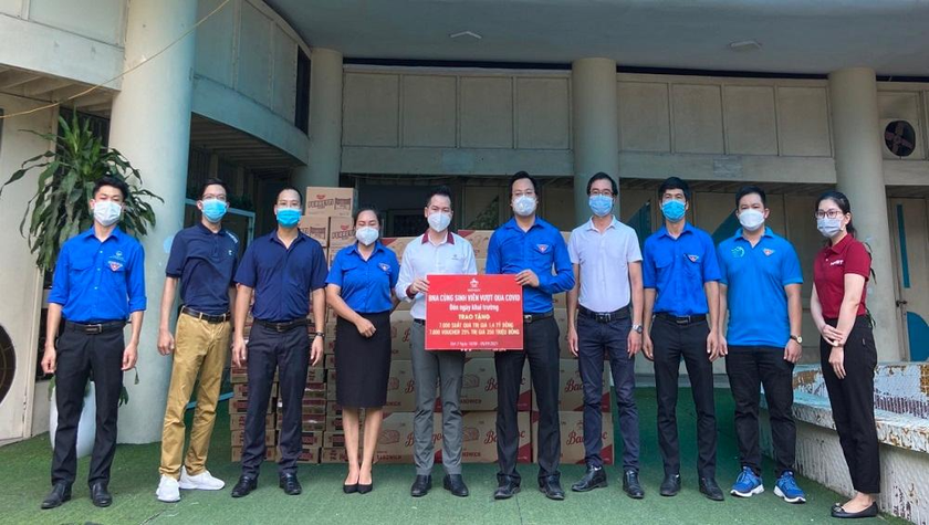 Thành đoàn - Hội Sinh viên Việt Nam TP Hà Nội phối hợp với Công ty Bảo Ngọc trao tặng những phần quà ý nghĩa cho sinh viên các trường đại học trên địa bàn thành phố.