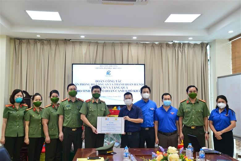 Văn phòng Bộ Công an phối hợp cùng Thành đoàn Hà Nội trao tặng 100 suất quà hỗ trợ cho sinh viên ngoại tỉnh gặp khó khăn do dịch COVID-19 đang học tập tại Trường Đại học Điện lực 