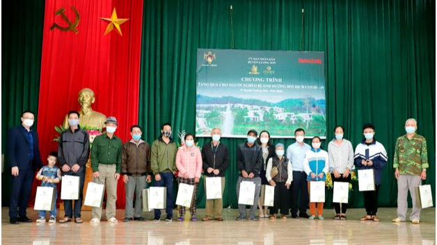 60 suất quà đã được trao tận tay người dân huyện Lương Sơn có hoàn cảnh khó khăn do dịch COVID-19.