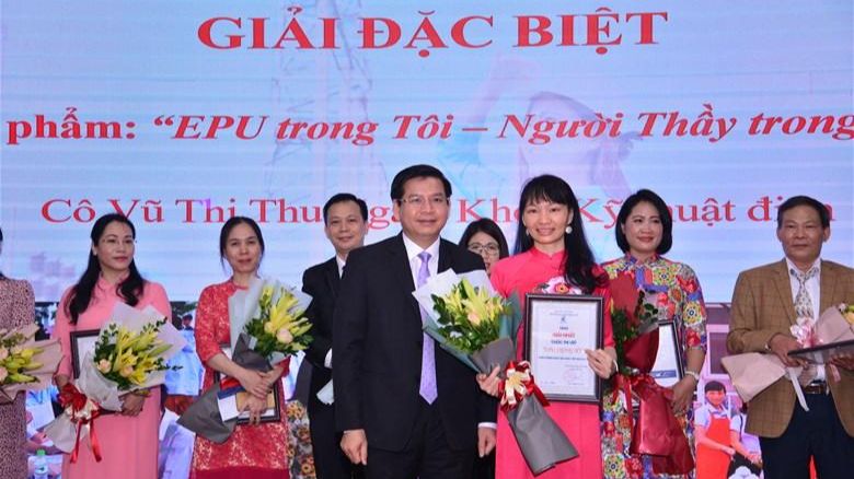 PGS.TS Đinh Văn Châu trao giải Đặc biệt cho tác phẩm "EPU trong tôi – Người thầy trong tim”