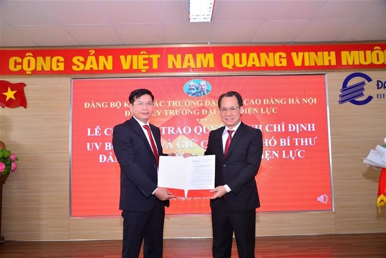 Ông Nguyễn Thanh Sơn trao Quyết định chỉ định chức danh Phó Bí thư Đảng ủy Trường Đại học Điện lực cho PGS.TS Đinh Văn Châu