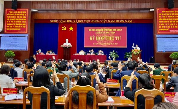Đại biểu HĐND tỉnh Quảng Nam biểu quyết thông qua các nghị quyết tại kỳ họp thứ tư