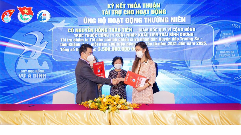 Tiên Nguyễn - đại diện Qũy Vì cộng đồng IPPG ký hợp đồng tài trợ 3,5 tỷ đồng chăm lo tết cho chiến sĩ và nhân dân tại Trường Sa.