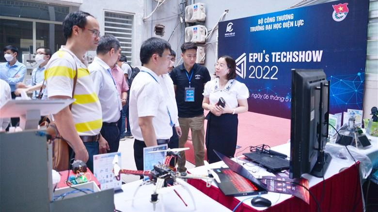 Đại biểu và khách mời tham quan mô hình EPU's Techshow 2022
