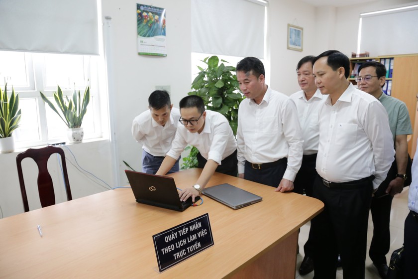 Lãnh đạo BHXH Việt Nam kiểm tra tính năng đặt lịch làm việc với cơ quan BHXH 