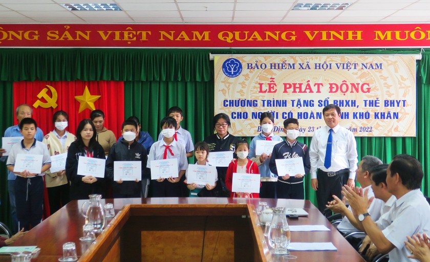 Trao tặng sổ BHXH, thẻ BHYT cho người dân có hoàn cảnh khó khăn tại tỉnh Bình Định