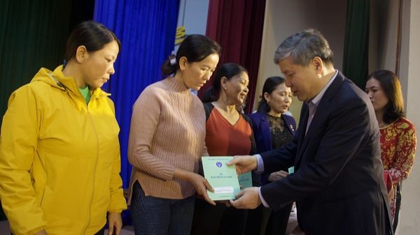 Người dân xúc động khi được cầm trên tay cuốn sổ BHXH do ngành BHXH Việt Nam, các nhà tài trợ trao tặng