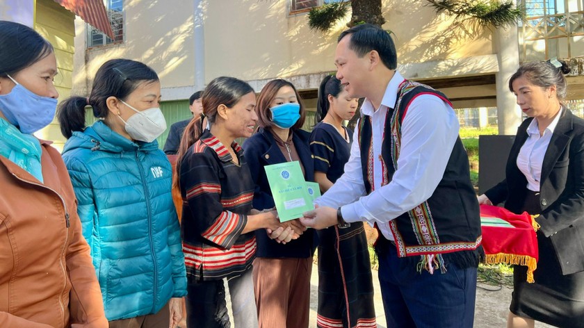 Ông Chu Mạnh Sinh - Phó Tổng Giám đốc BHXH Việt Nam trao tặng sổ BHXH cho người dân