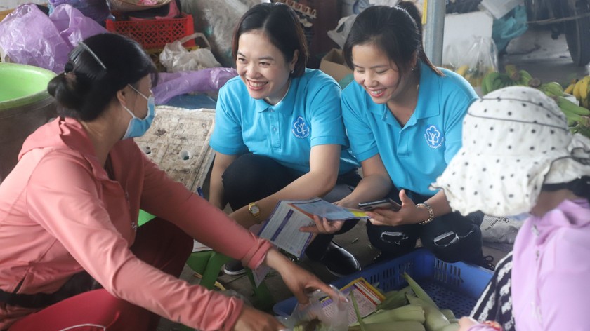 Cán bộ BHXH TP Hà Nội tuyên truyền chính sách BHXH, BHYT đến các tiểu thương
