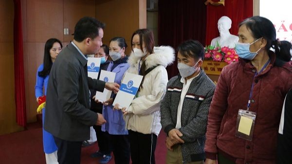Ông Nguyễn Thế Mạnh - Tổng Giám đốc BHXH Việt Nam tặng quà cho bệnh nhân có hoàn cảnh khó khăn tại Bệnh viện Bạch Mai